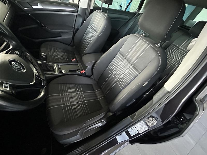 Volkswagen Golf 1,2   TSI,LOUNGE,SERVISKA,2.MA - fotka 23 z 28