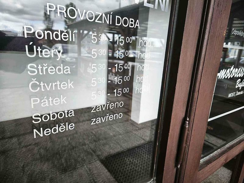 Neodolali jsme a dali jsme si kuře s broskví a sýrem.