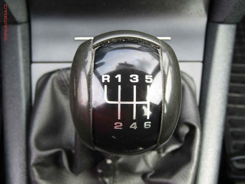 Škoda Octavia (2007) 2.0TDi, AC, TZ, park.čidla - fotka 15 z 19