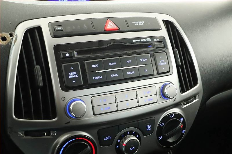 Hyundai i20 (2013) 1.4, Automat - fotka 9 z 13