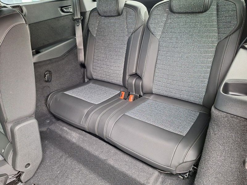 Peugeot 5008 (2026) BUSINESS Hybrid 145 e-DCS6 - fotka 14 z 16