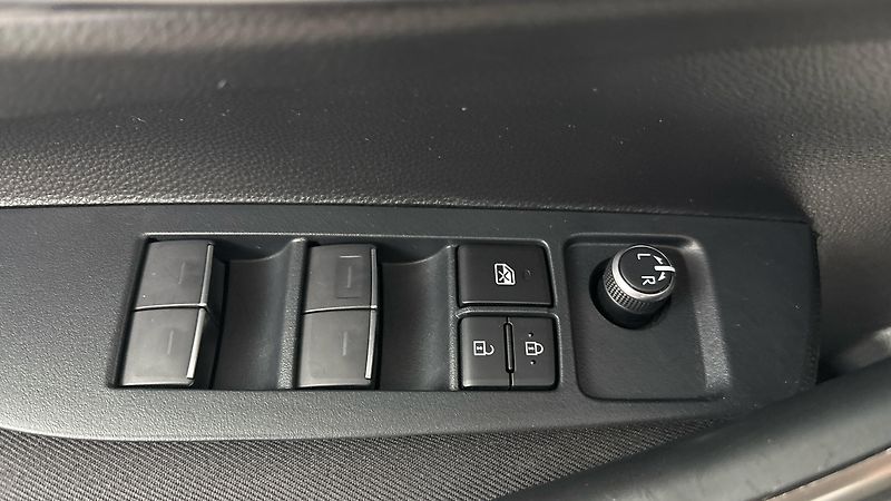Toyota Corolla 1.8 Hybrid AUT Active Sedan - fotka 22 z 24
