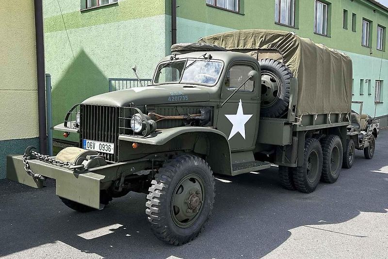 Veterány soutěžící o Zlomenou poloosu při své zastávce v Koutech.