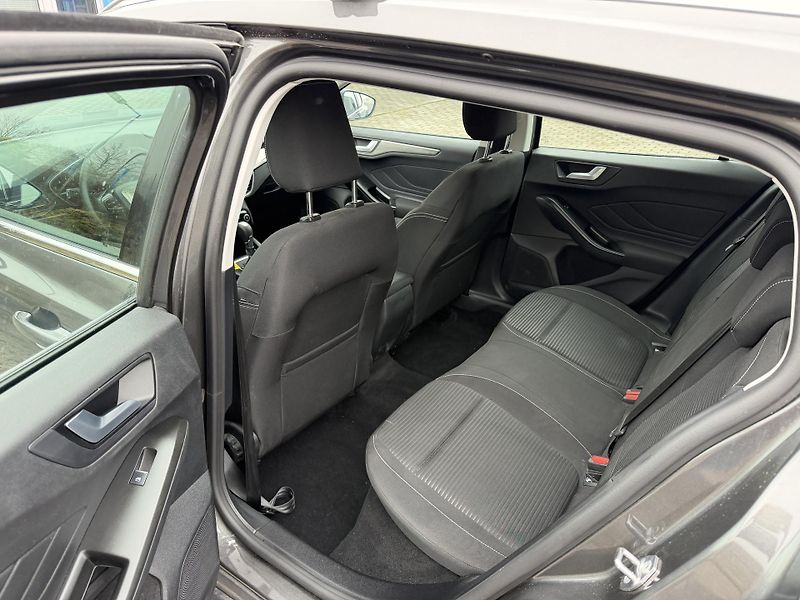 Ford Focus Kombi automat Titanium navi - fotka 15 z 17