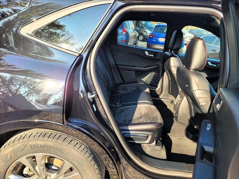 Ford Kuga 2,0 D,ST-line,led,kůže - fotka 16 z 50