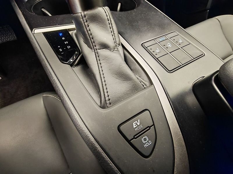 Lexus UX 250h 250h 2WD F Sport Design Plus - fotka 39 z 43