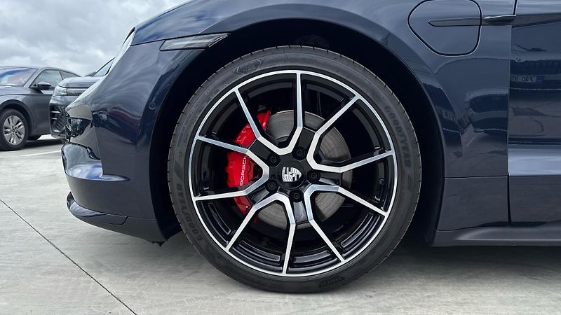 Porsche Taycan 4S - fotka 9 z 25