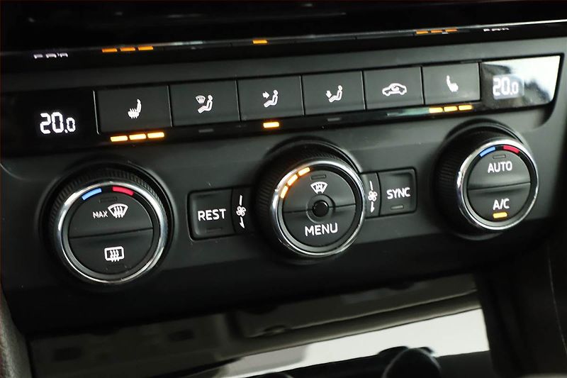 Škoda Superb (2016) Laurin&Klement 2.0 TDI, Kůže - fotka 12 z 19