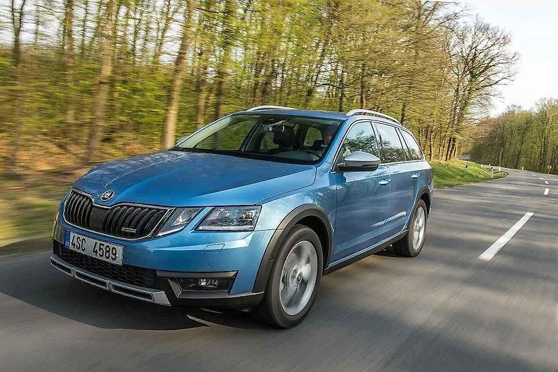 Škoda Octavia Combi RS a Škoda Octavia Scout.