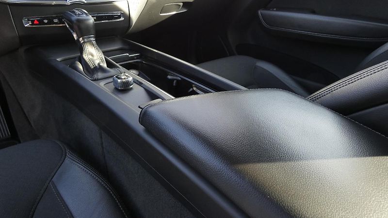 Volvo XC60 D4 Drive-E Momentum AWD - fotka 6 z 21