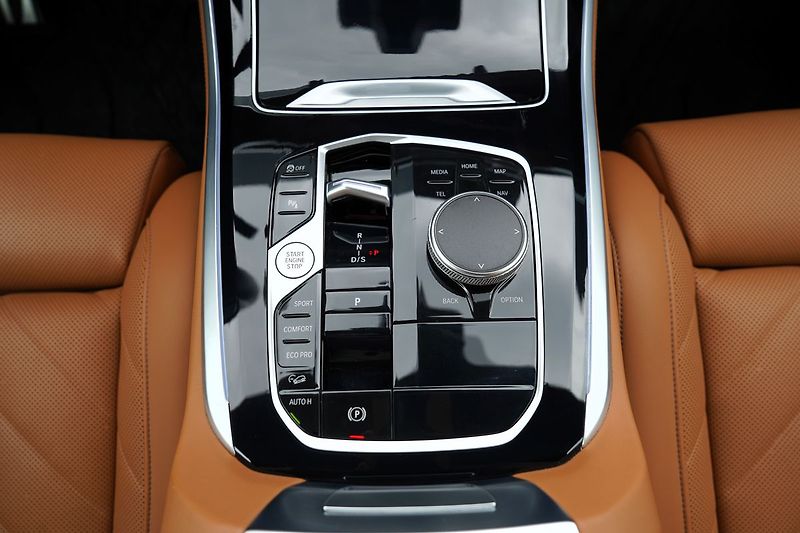 BMW X5 M60i xDrive/AT9/21/530 PS - fotka 36 z 45
