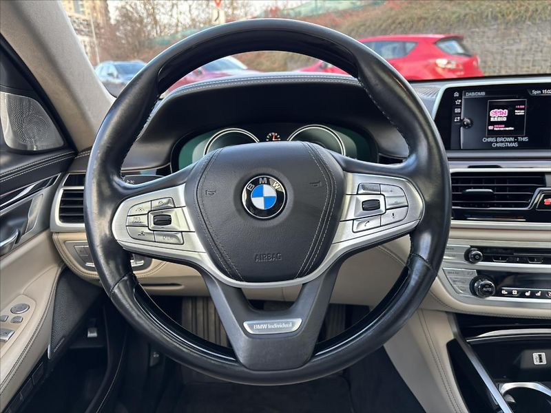 BMW Řada 7 4,4 i 750Li xDrive Individual - fotka 18 z 39