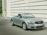 Audi TT rozhodně nepatří mezi ryze sportovní vozy, ovšem jeho design je tak nadčasový, že když ho představili v podobě konceptu, lidé si jeho výrobu doslova vydupali. Ještě dnes vypadá skvěle, obzvláště jako Roadster.