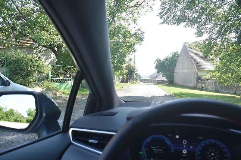 Modernizovaná Toyota Corolla TS se dobře cítí i na venkovských silnicích