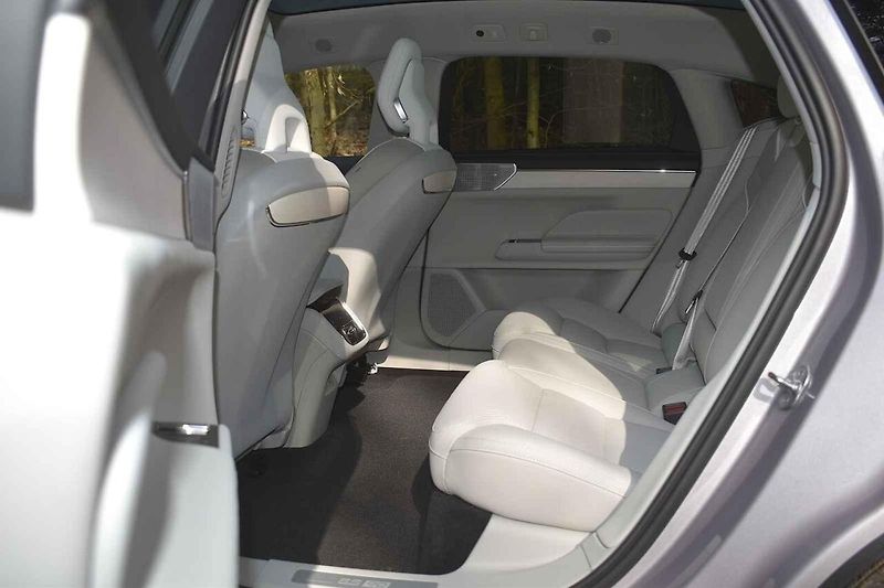 Nové Volvo ES 90 jsme projížděli ve středních Čechách.