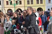 Stovka nablýskaných motocyklů a automobilů předválečné a meziválečné éry vyrazila v neděli z Horního náměstí v Přerově na spanilou jízdu regionem. Nejstarší účastnicí byla 88letá Libuše Šulcová. Vyrazila na motocyklu BSA 770 se sidecarem z roku 1928.
