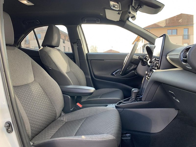Toyota Yaris Cross YARIS CROSS STYLE 1,5 HEV 96kW - fotka 15 z 29