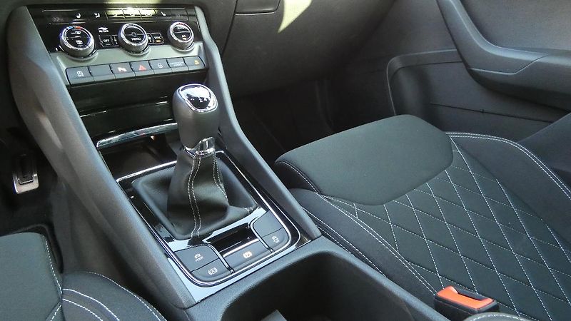 Škoda Karoq 1,5 TSI Sportline - fotka 6 z 23