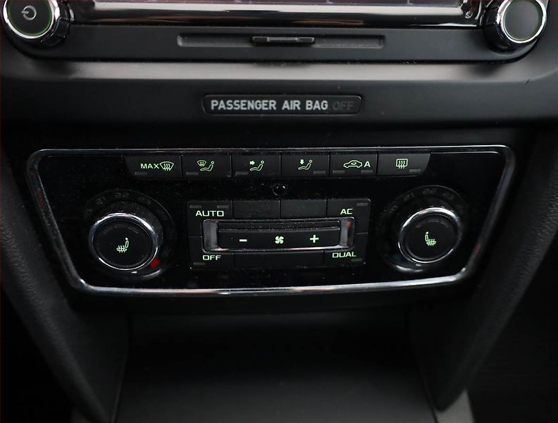 Škoda Superb (2009) 2.0 TDI, Xenony, Tempomat - fotka 14 z 19