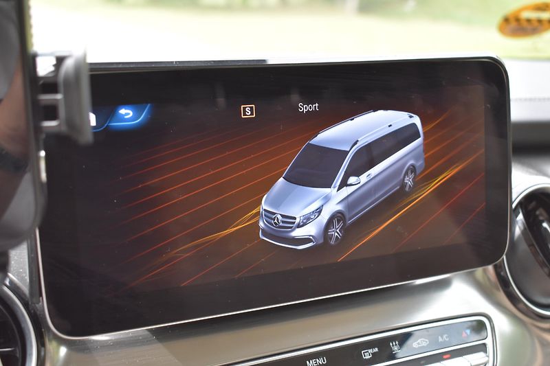 Mercedes-Benz Třídy V (2023) 300d AMG 4Matic REZERVACE - fotka 19 z 24