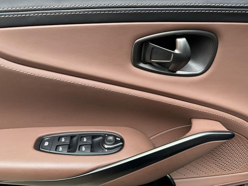 Aston Martin DBX V8-BLACK-R23-ZÁRUKA-12TKM - fotka 17 z 46