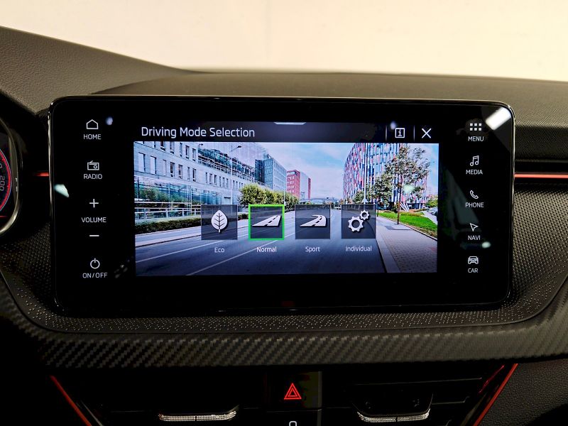 Škoda Kamiq (2025) 1.5 TSI 110 kW DSG Monte Carlo - fotka 12 z 31