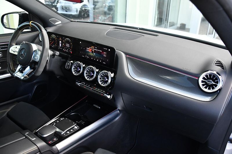 Mercedes-Benz GLA 45S AMG 4MATIC+PANO - fotka 18 z 53