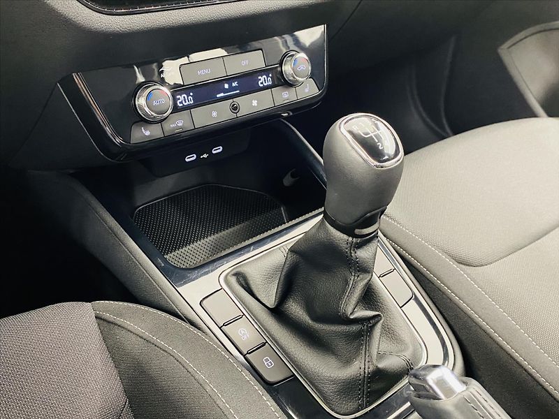 Škoda Fabia 1,0 MPI 59kW Selection - fotka 17 z 25