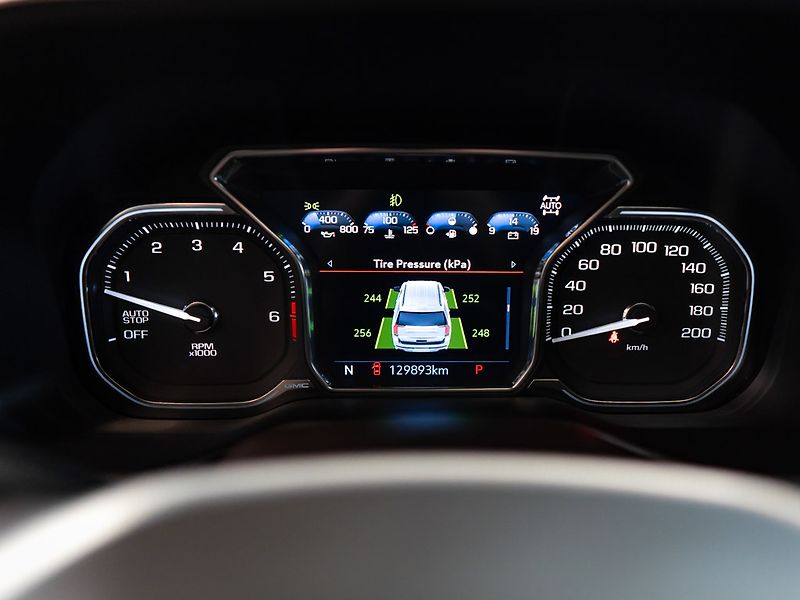 GMC Yukon (2021) 6.2 XL Denali Ultimate Air 4WD - fotka 26 z 44