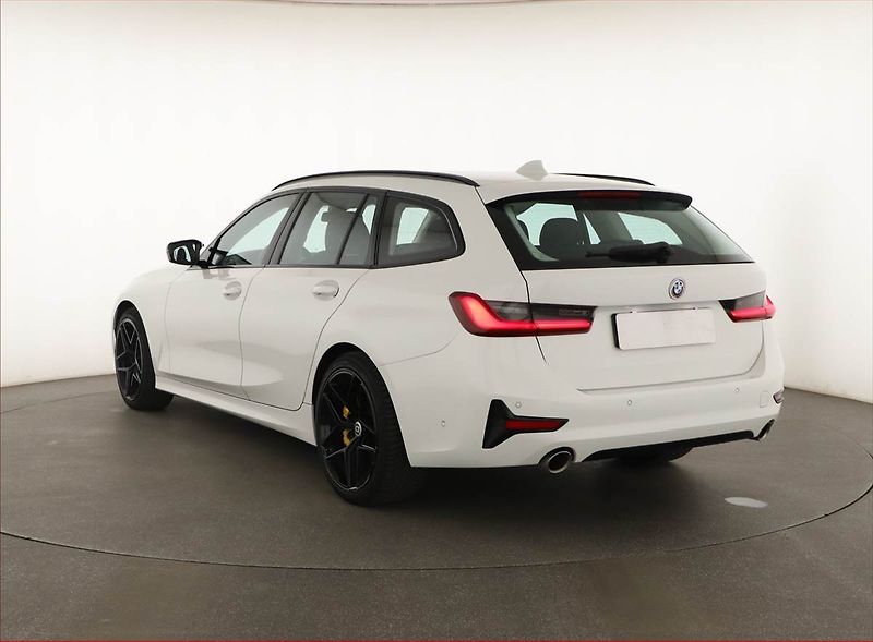 BMW Řada 3 (2020) 320 i - fotka 4 z 19