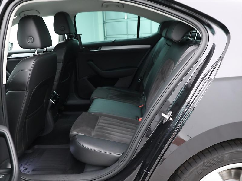 Škoda Superb 2,0 TDI 110kW DSG Style Plus - fotka 13 z 29