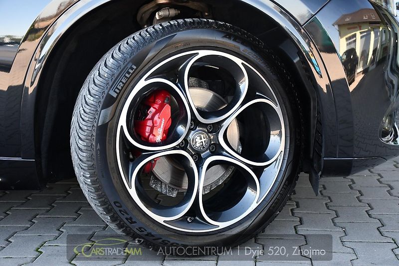 Alfa Romeo Stelvio 2.2D 16V 154kW Veloce AT8-Q4 - fotka 46 z 52