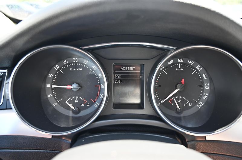 Škoda Superb 2.0TDI 103KW Ambition 9/2012 - fotka 23 z 38