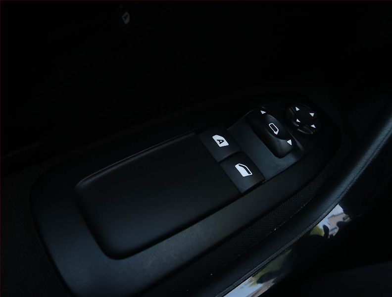 Peugeot 208 (2017) 1.2 PureTech, Tempomat - fotka 16 z 16