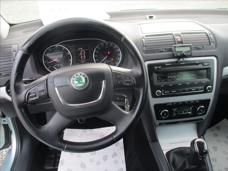 Škoda Octavia 1,4 TSI, klima,xenon,servis, - fotka 14 z 36