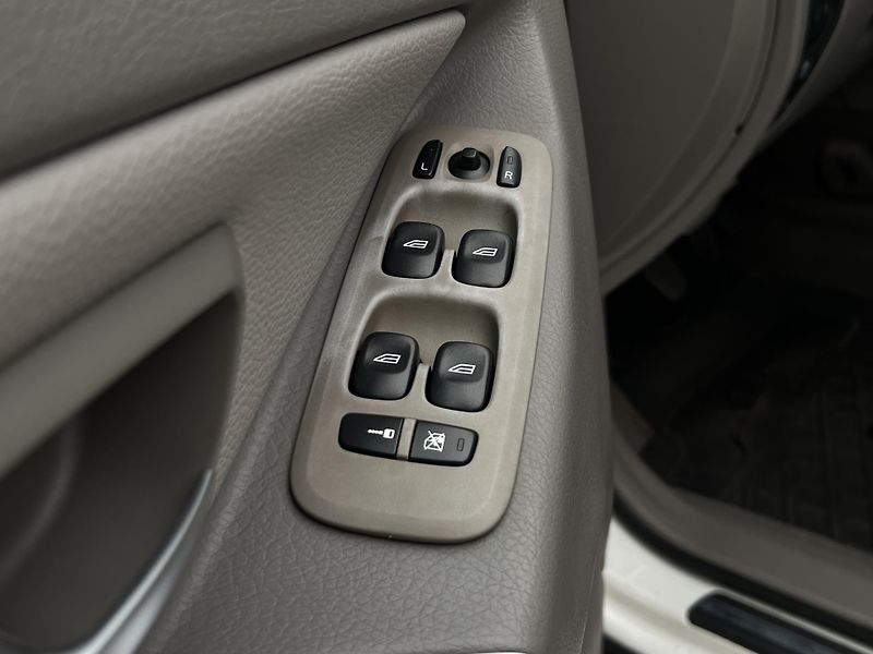 Volvo XC90 D5 AWD SUMMUM - fotka 29 z 30