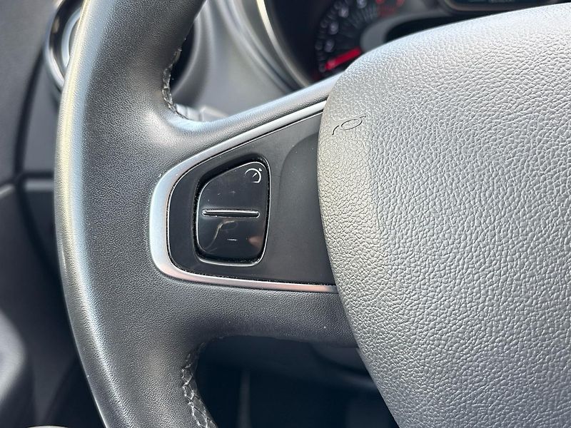 Renault Captur (2019) LIMITED 1.3 TCe MAN6, ČR - fotka 35 z 46