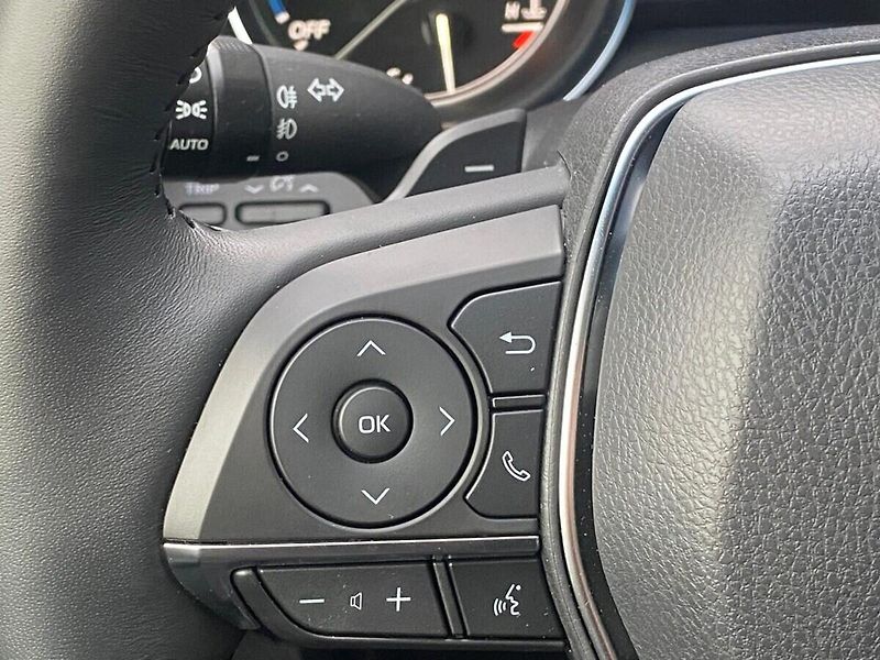 Toyota Camry 2,5 Hybrid Executive - fotka 18 z 30