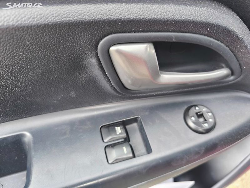 Kia Rio KRÁSNÁ,75T.KM,1MAJ48LET,VÝBAVA - fotka 17 z 23