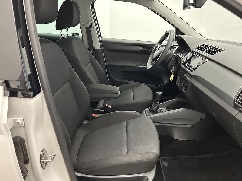 Škoda Fabia 1.0 TSI Active Plus - fotka 16 z 21