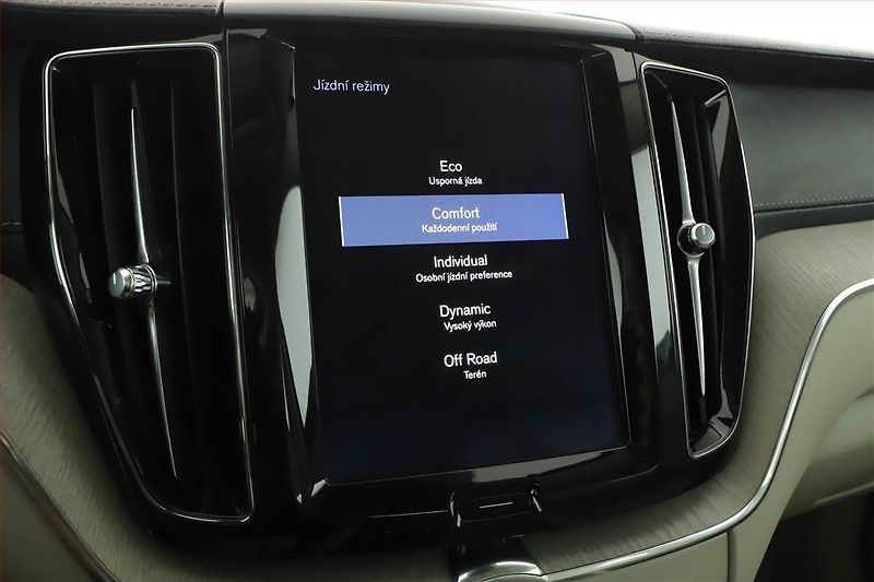 Volvo XC60 (2018) D4 AWD - fotka 9 z 27