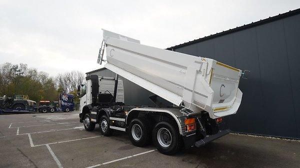 Volvo (2025) NOVÝ - Eur6 sklápěč 8x6 - fotka 2 z 10