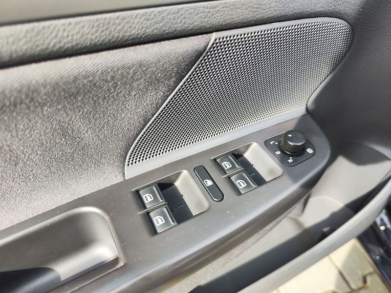 Volkswagen Golf 1.9 TDI/77kW DSG - fotka 23 z 24