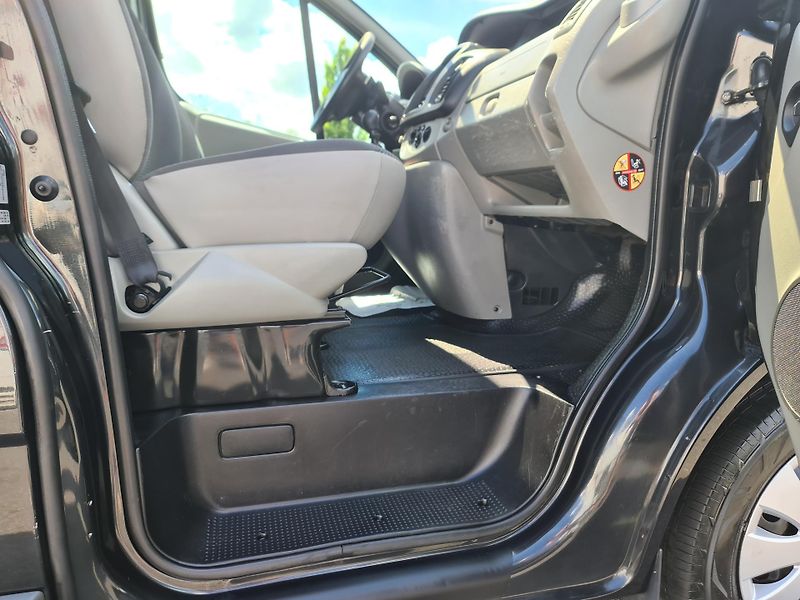 Opel Vivaro (2011) 2.0 CDTi 84-KW 8-MÍST KLIMA TE - fotka 28 z 39