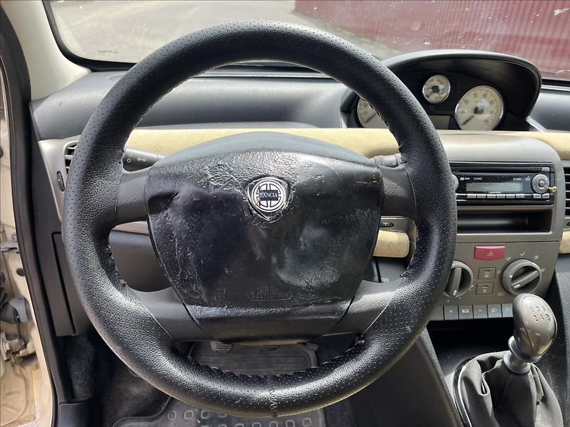 Lancia Y 1,2 i STK 9/2027 - fotka 13 z 25