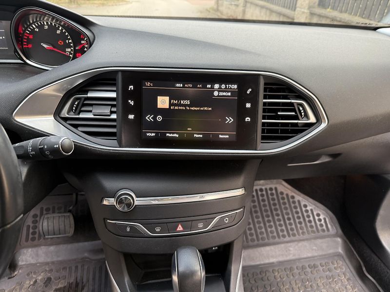 Peugeot 308 (2018) - fotka 8 z 17