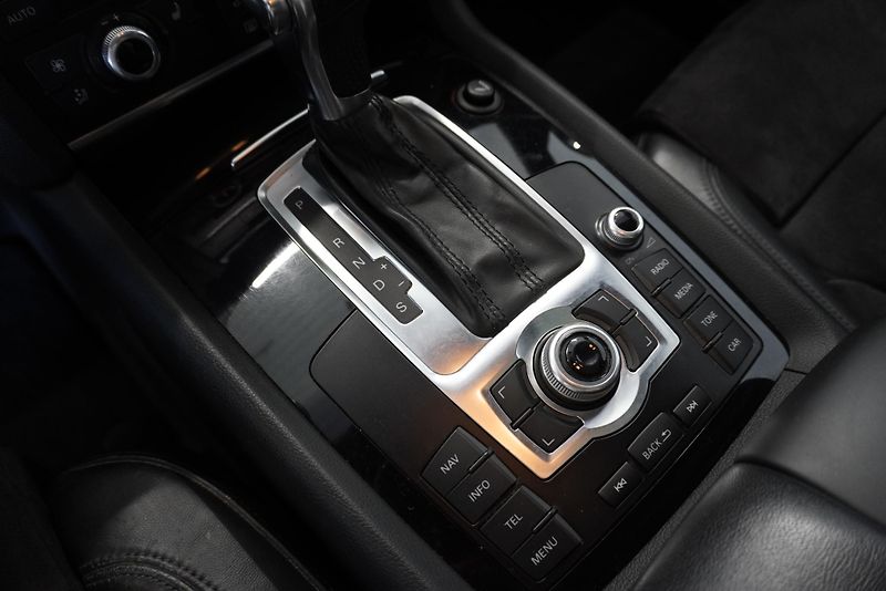 Audi Q7  4,2 TDI QUATTRO S-LINE AUT. - fotka 22 z 40