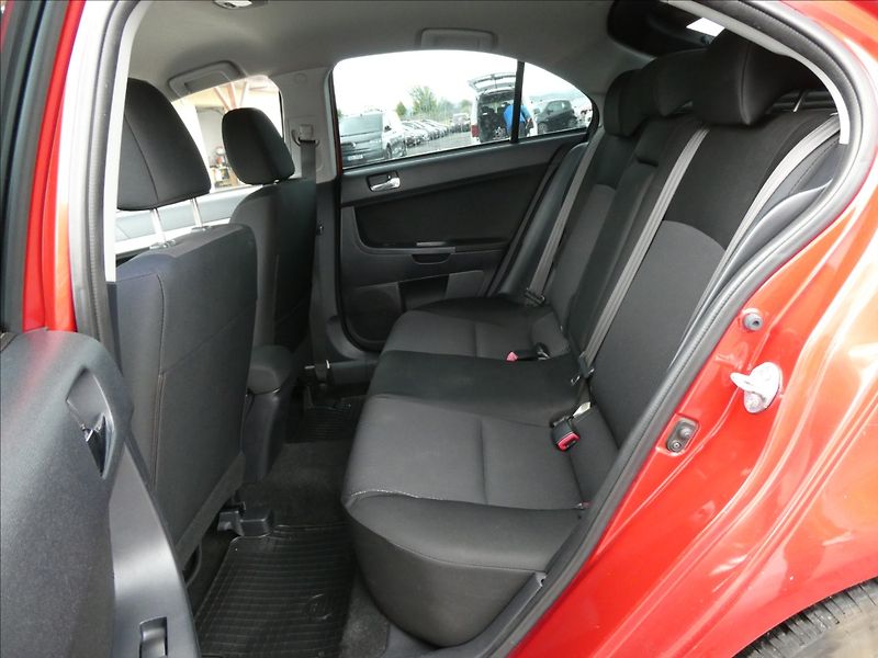 Mitsubishi Lancer 1,8 i 105kW Sportback, klima - fotka 15 z 31