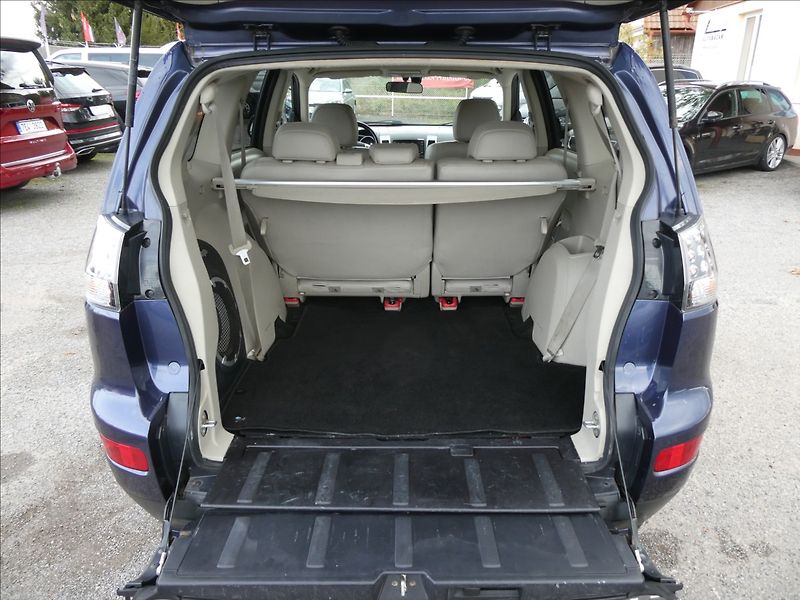 Mitsubishi Outlander 2,4 i 125kW 7.míst,4x4,automat - fotka 15 z 35