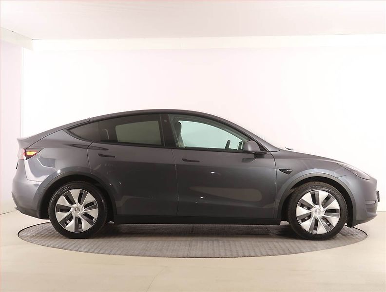 Tesla Model Y (2022) Long Range AWD 79kWh, SoH 92% - fotka 6 z 33